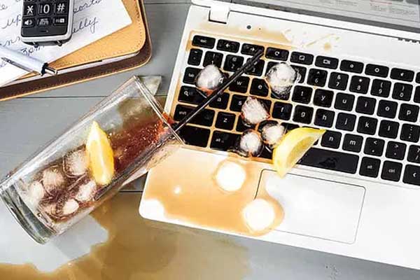 Derrubou líquidos ou comida no computador? Saiba como agir